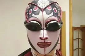 一网友买了个别致的泳帽，去河里游泳时，刚出水的时候被人踢了图片