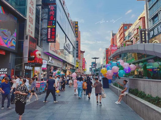 长沙著名步行街因美食成网红，游客扎堆打卡，天天都人山人海？