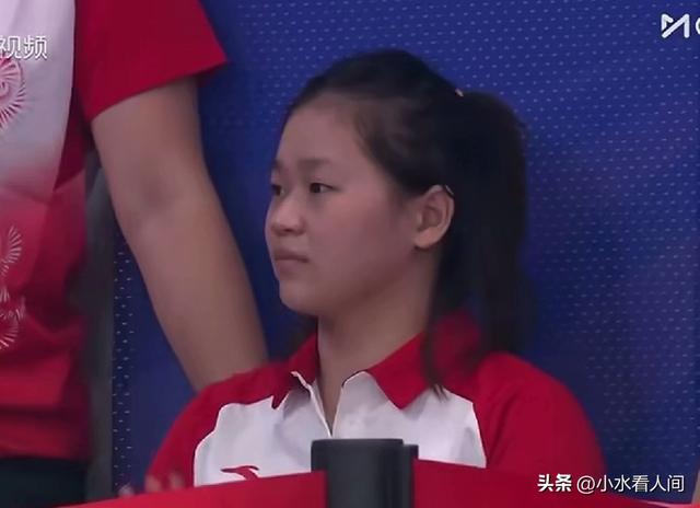 全红婵夺冠引爆全网！台下她眼神忧郁不爱笑了，国际泳联说的没错