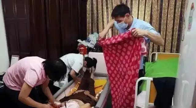 陕西女子专为老人提供服务，500元一次，常抱怨：身上全是烂疮