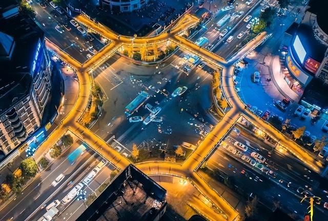 荷兰ASML宣布，光刻机新规出炉，中国与荷兰联手耍了美国？