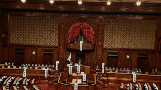 还差67席	，高市流泪求支持，第一继任者呼之欲出，中国收重大信号