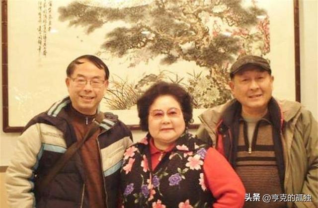 吃里爬外，永不回国？她带领30名演员选择留美，如今年过花甲归来