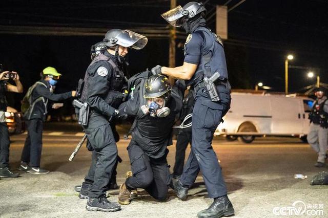 特朗普怒怼法官！马斯克紧跟批“叛国”，白宫联手，围攻美国司法
