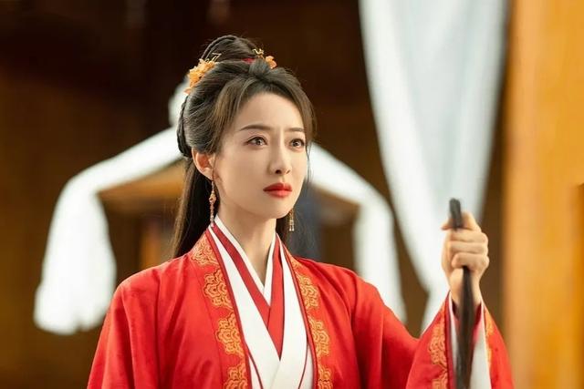 仅播4集，就冲上热榜第一	，不愧是你们盼了一整年的黑马剧