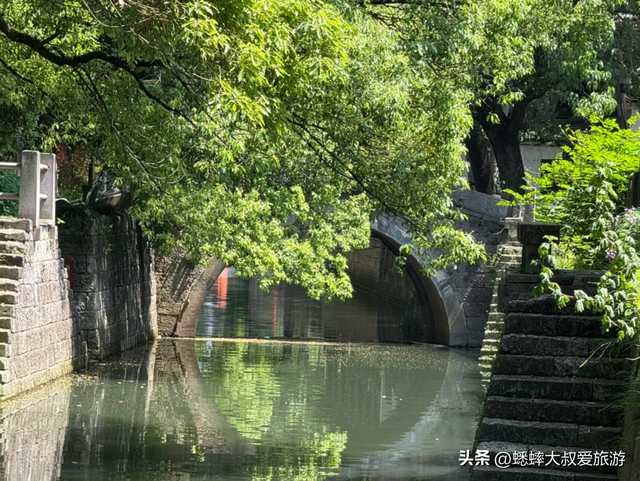 太难得了，原来杭州还藏着“绝美古街”，拍照打卡一绝，关键无人