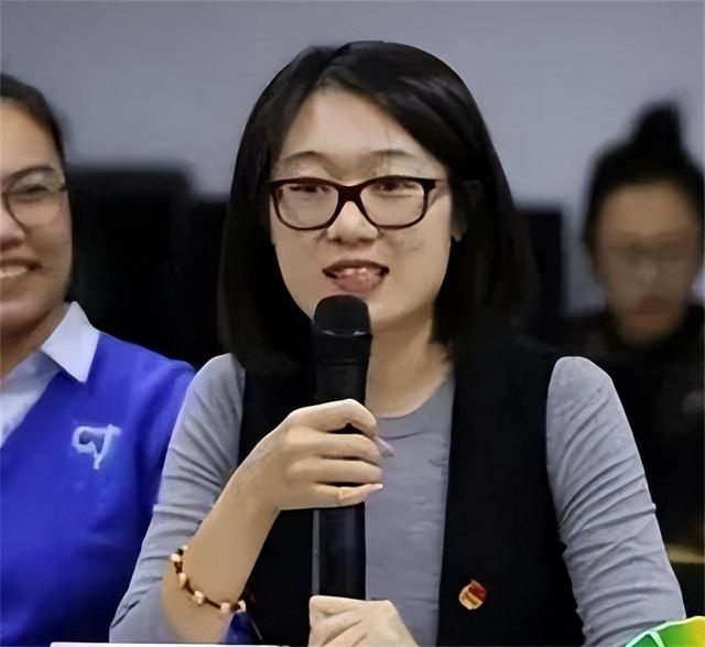 刘强东的美女助理：普通本科生，身兼多职，毕业多年不忘反哺母校