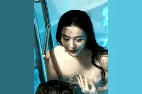 范冰冰泳池快乐玩耍图片