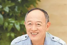 老戏骨金士杰：曾陪女友抗癌10年，57岁娶女学生，60岁生龙凤胎，活得“俗气”却幸福图片
