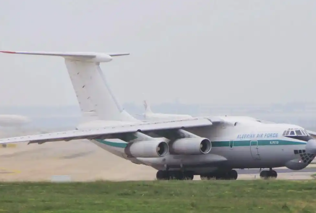 伊尔-76降落加拉加斯！普京这步棋，威慑美国只是表象？