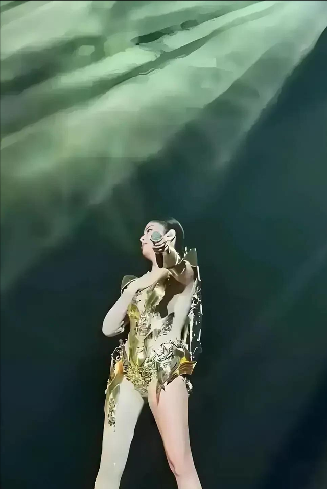 陈慧琳演唱会穿三角裤衩，五十多了合适吗？人老心不老 不愧是女神