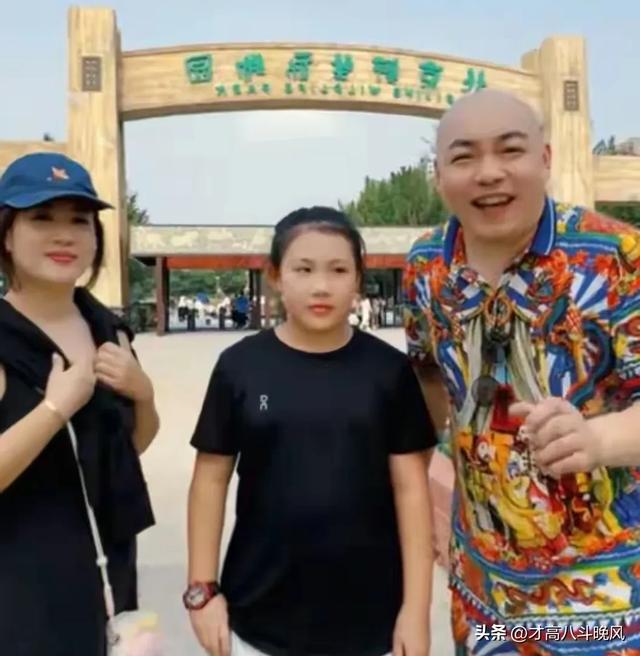 赵本山徒弟程野携妻女逛北京野生动物园，妻子颜值抢眼 女儿好可爱