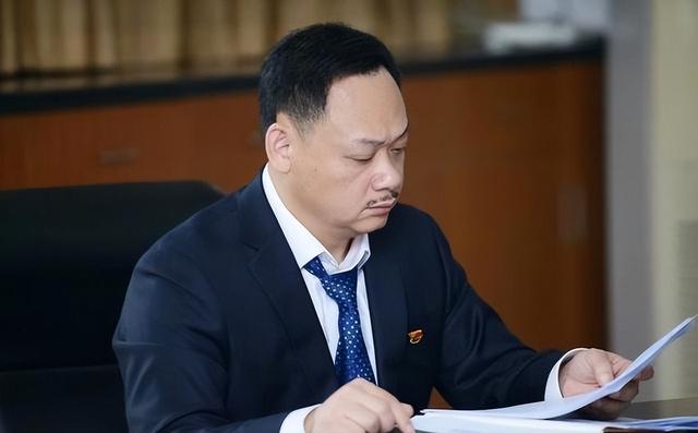 举重冠军占旭刚：退役娶貌美娇妻，带出奥运冠军徒弟，现官至副厅