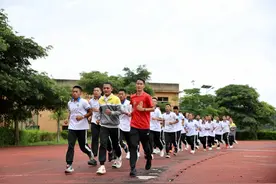 奔跑在国门 冠军进校园图片