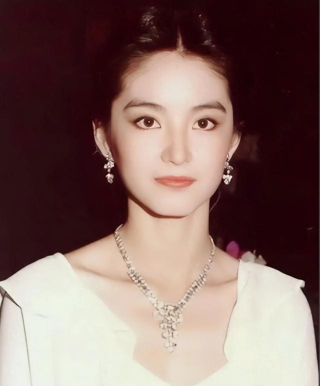 58岁王祖贤温哥华逛菜市场，大腹便便，穿裤衩拖鞋，女神形象全无