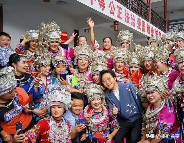 这一次，47岁的“跳梁小丑”李玉刚	，如今已彻底走上了另一条道路