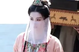 同是异域风，看李兰迪、王楚然、哈妮克孜的差别，真新疆美人封神图片