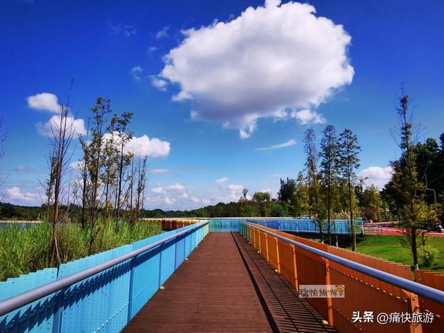 这座自贡宝藏公园不仅有水上玻璃栈道，更有“水帘长廊”瀑布！