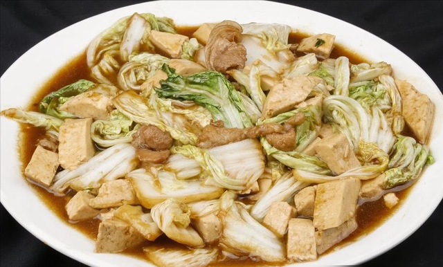 白菜炖豆腐，先炒白菜还是豆腐？大厨教你正确顺序，鲜香又入味