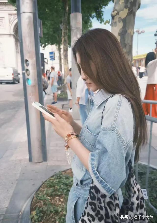 陈梦亮相巴黎时装周，一袭挂脖衣性感迷人，梦姐不打球穿衣好大胆