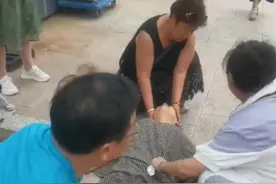 河南中医在马来西亚用点穴针灸救治晕厥游客图片