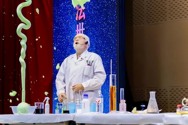 “未来讲堂——走进奇幻的化学‘魔法世界’”活动在张掖成功举办