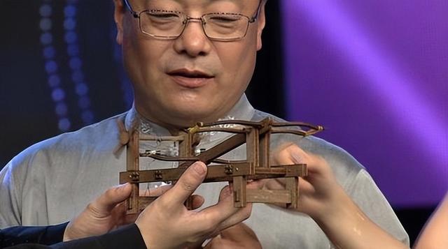 古墓出土40把似冲锋枪的武器，距今1700年，专家：果然是他发明的