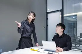 领导升职，你发微信“恭喜高升”暴露低情商，聪明人这样说受重用图片