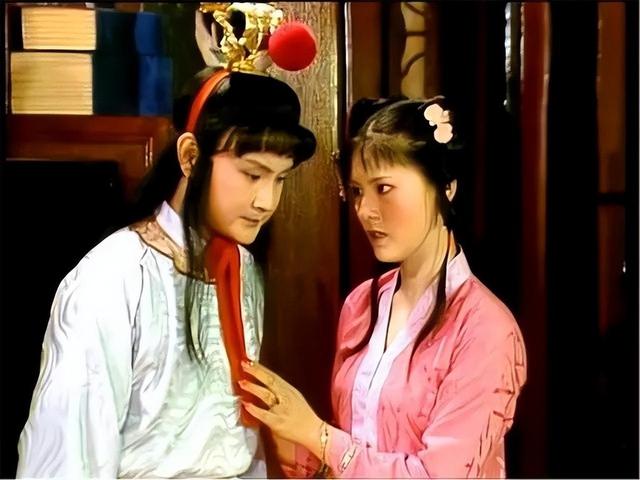 87版红楼梦欧阳奋强说，她太漂亮，自己都不敢正视，只能偷偷看