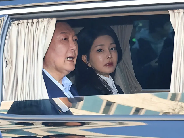 一周拒捕两次，10个壮汉都制不住，韩国前总统尹锡悦彻底丢掉了自己的体面，现场究竟有多夸张？