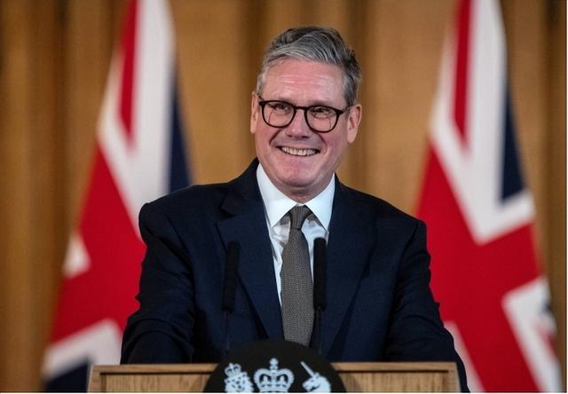 不忍了！马克龙刚到北京，斯塔默就翻脸？对英国	，中国必须动真格