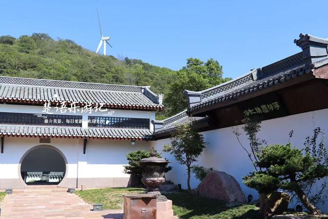 浙江宁波的半岛型山体风景，有遗址也有风车公路，被誉为拍照胜地