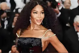 超模娜奥米·坎贝尔身穿26年前高定礼服亮相戛纳，岁月不败美人图片