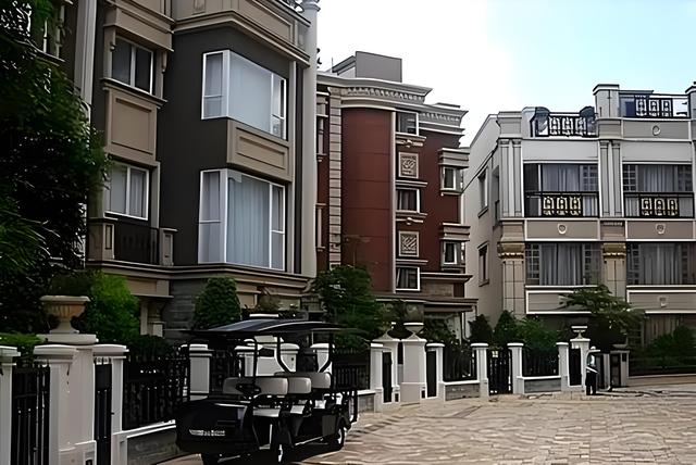 比释永信更奢靡“尼姑”：穿黑丝上班，戴假发蹦迪，住4000万别墅