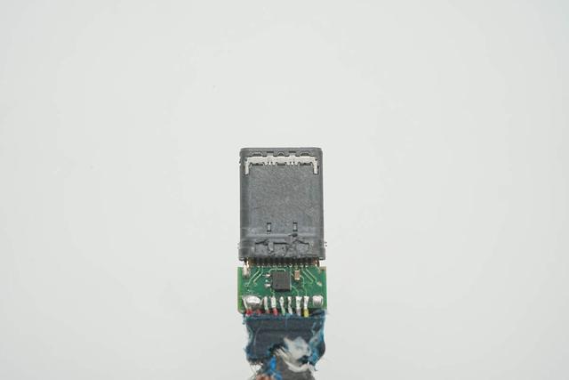 兼顾240W快充和40Gbps高速传输，异泽磁吸编织数据线拆解