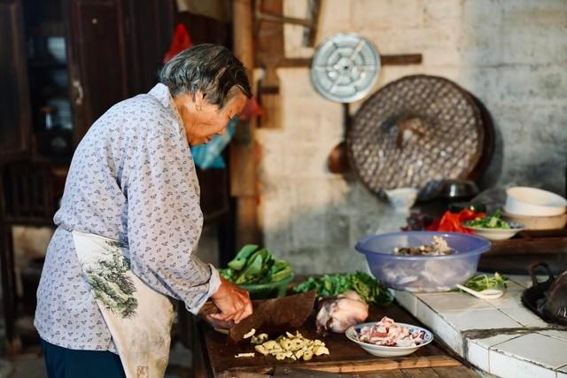 99年网吧通宵，邻座的女孩靠我肩上睡着了，呼吸都喷在我脖子上