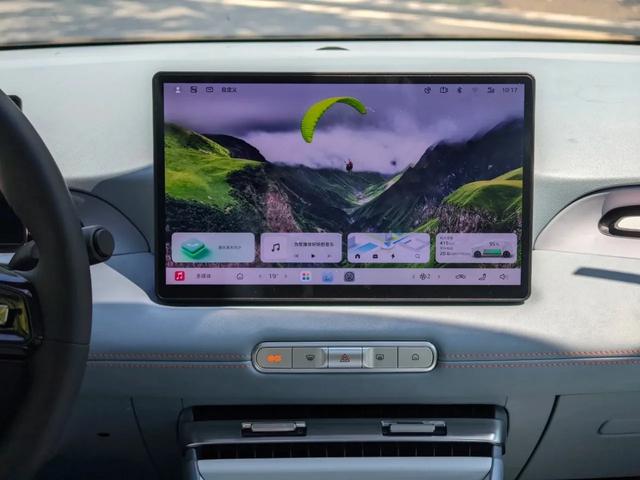 7万级纯电两厢车大对决：极狐T1 425km 与名爵MG4 437km怎么选？
