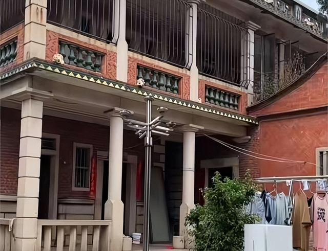 赖昌星妻子曾明娜现状，独居3000平老宅，做饭弄花草活成人生赢家