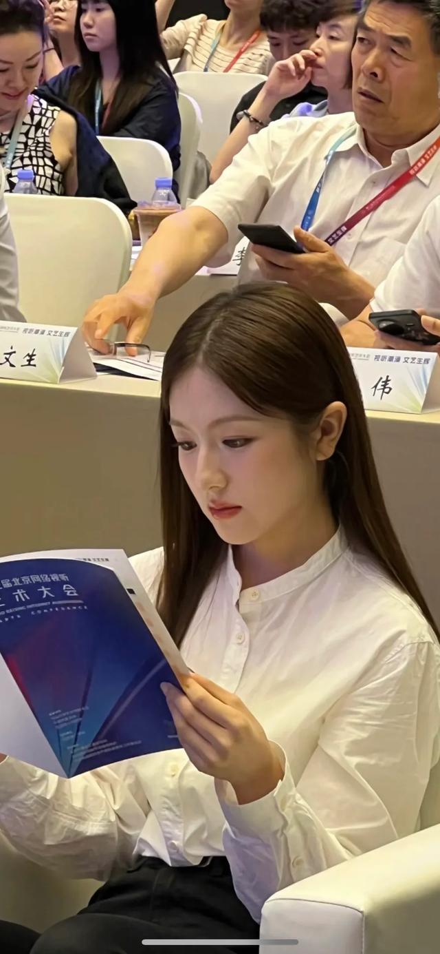 谁懂李兰迪这套上半身和下半身的温度差