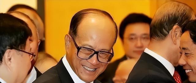 香港富豪：向美国捐一亿，又给大陆捐500亿，竟被李嘉诚“威胁”
