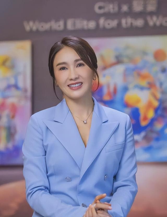 拿视后却退圈救家！黎姿的逆袭，53岁仍优雅，家人是她的光