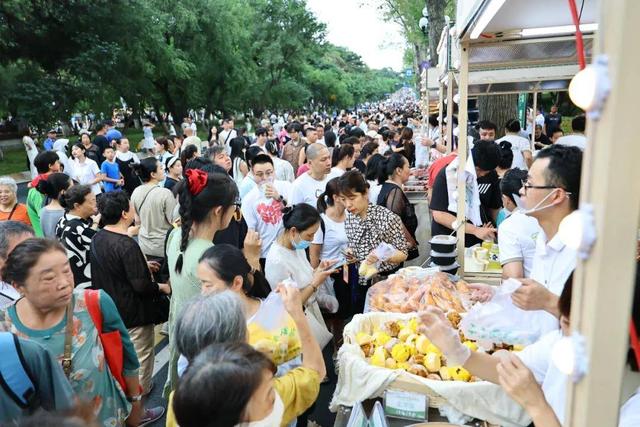 整新活儿！新民大街火的不得了！董宇辉也来了
