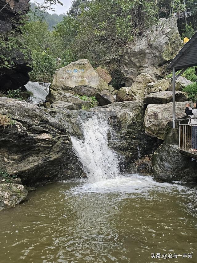 始祖山黑龙潭，水声潺潺，流水不绝，流泉飞瀑，甚是惹人喜爱！