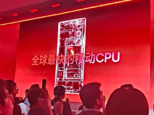 高通祭出全球最快移动SoC！卢伟冰携全球首发小米17Pro现身