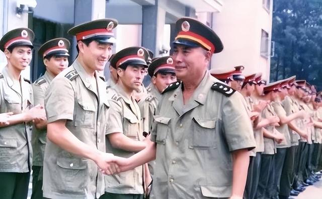 他是中央军委原副主席，55年被授少校军衔，93年又被提拔为上将