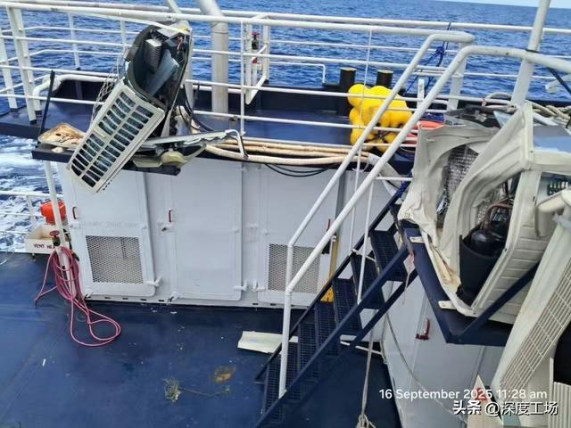 菲海警遭30分钟猛揍，打出白旗：一声广播响起，10艘菲舰惊慌逃离