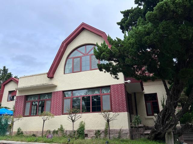 毗邻八大关，无敌海景、欧式建筑、葱郁柏树，这里一处宝藏景区。