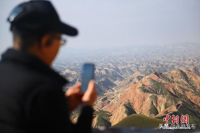 海外华媒走进兰州水墨丹霞：感受1.5亿年前的浪漫奇观