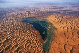 博主控诉在腾格里沙漠月亮湖露营被掀帐篷 景区回应：多次沟通游客拒绝买门票图片