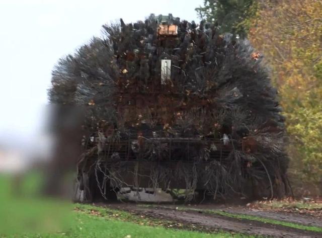 红警“幻影坦克”成真?俄军改装T-80坦克,能挡100台FPV无人机?